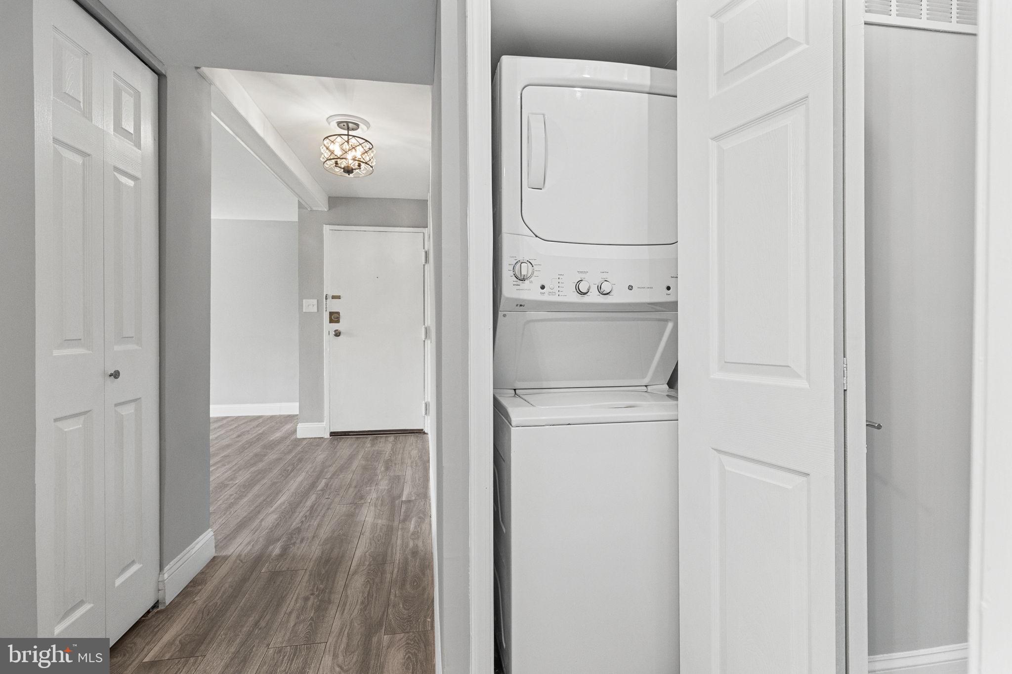 HUNTLEY SQUARE CONDOMINIUMS - Residential