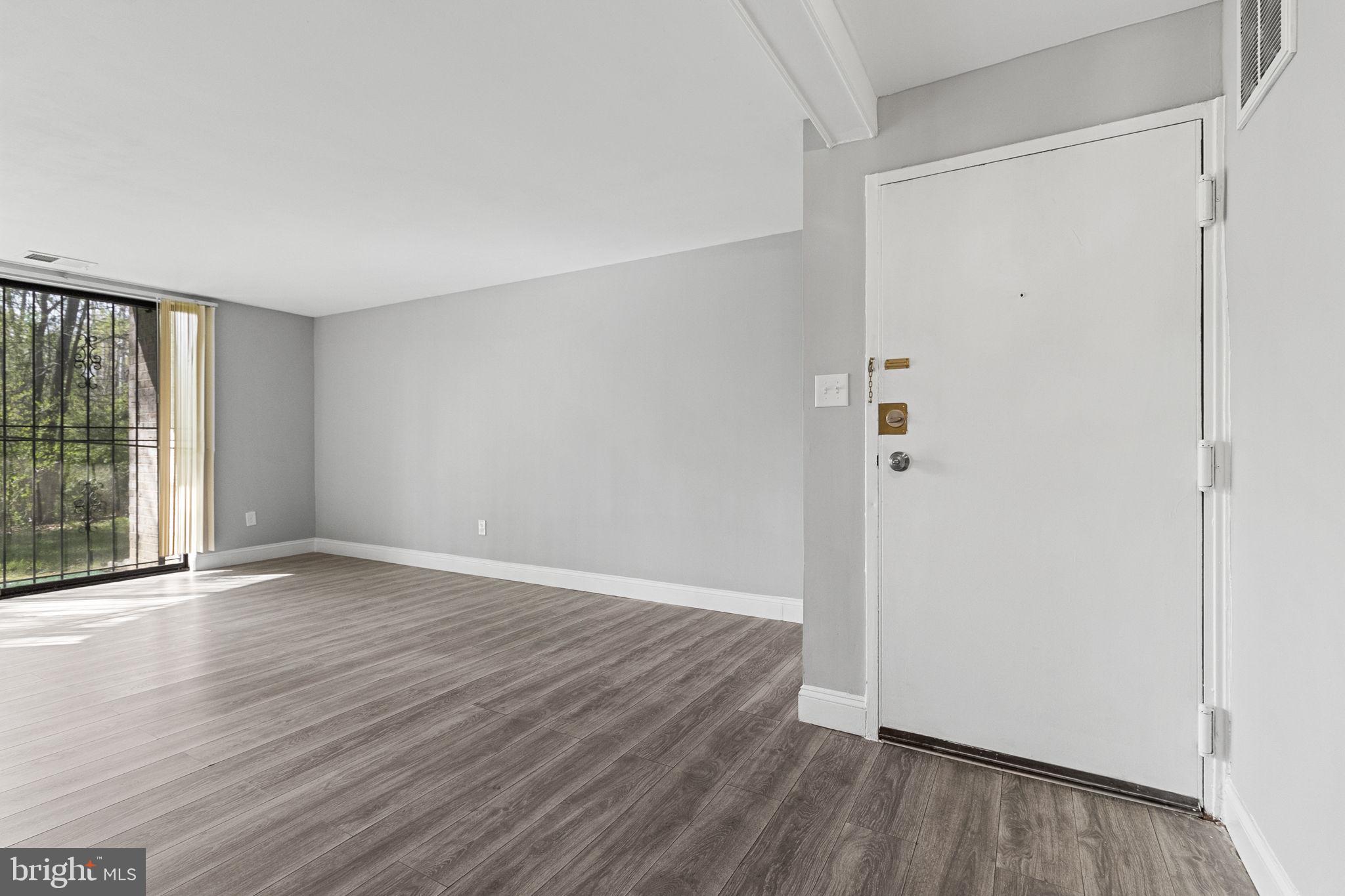 HUNTLEY SQUARE CONDOMINIUMS - Residential