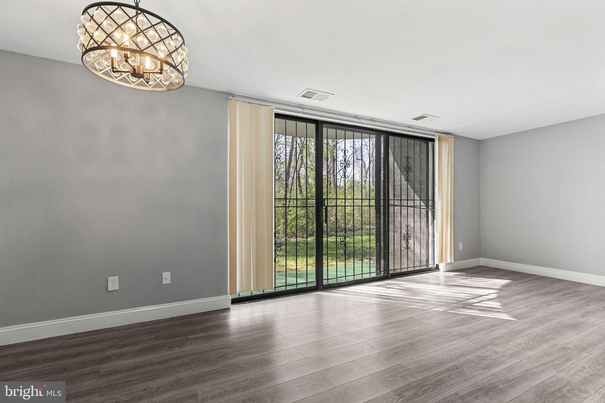 HUNTLEY SQUARE CONDOMINIUMS - Residential