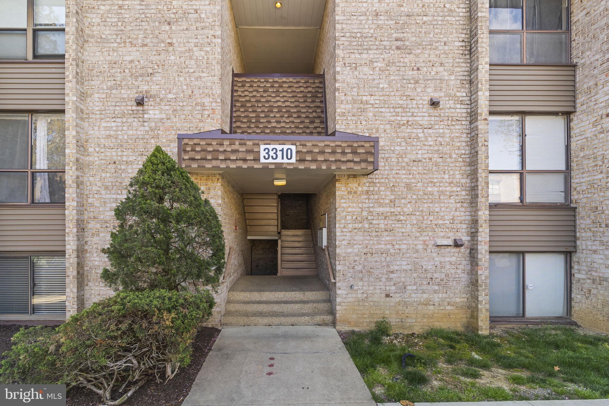 HUNTLEY SQUARE CONDOMINIUMS - Residential