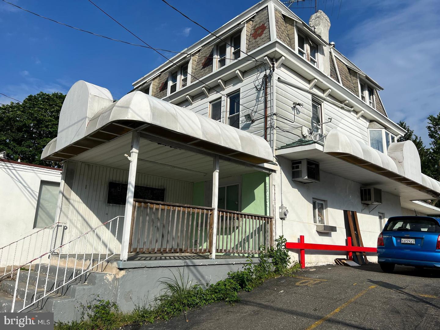 Unlock the potential of this prime commercial property located in the heart of Clifton Heights. This versatile space is perfect for a variety of business ventures, offering high visibility and easy access to major roads. First floor commercial, could be used as a coffee, pizza shop or similar. 2nd and 3rd floors as apartment. 4 car parking space!
Whether you’re looking to expand your business or start a new venture, this property provides the ideal location to thrive.
High-traffic area, Ample parking space, Close proximity to public transportation, Flexible layout to suit your business needs
Don’t miss out on this incredible opportunity to establish your business in a bustling area. Act now and make 46 W Baltimore Ave your new business address!