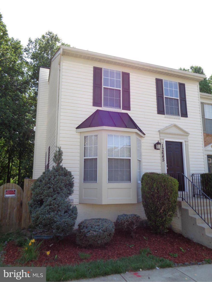 IMPRESS YOUR FRIENDS--COMPLETELY REMODELED WITH NEW TILE BATHS & KITCHEN...BEAUTIFUL HARDWOOD FLOORS, NEW CARPET & PAINT...USE ROOM OFF THE KITCHEN AS A SOLARIUM OR FORMAL DINING ROOM...RELAX IN THE LARGE FAMILY ROOM OR RETREAT TO THE PRIVATE MASTER SUITE--SEE IT FOR YOURSELF! ***SORRY, NO PETS OR SMOKERS***