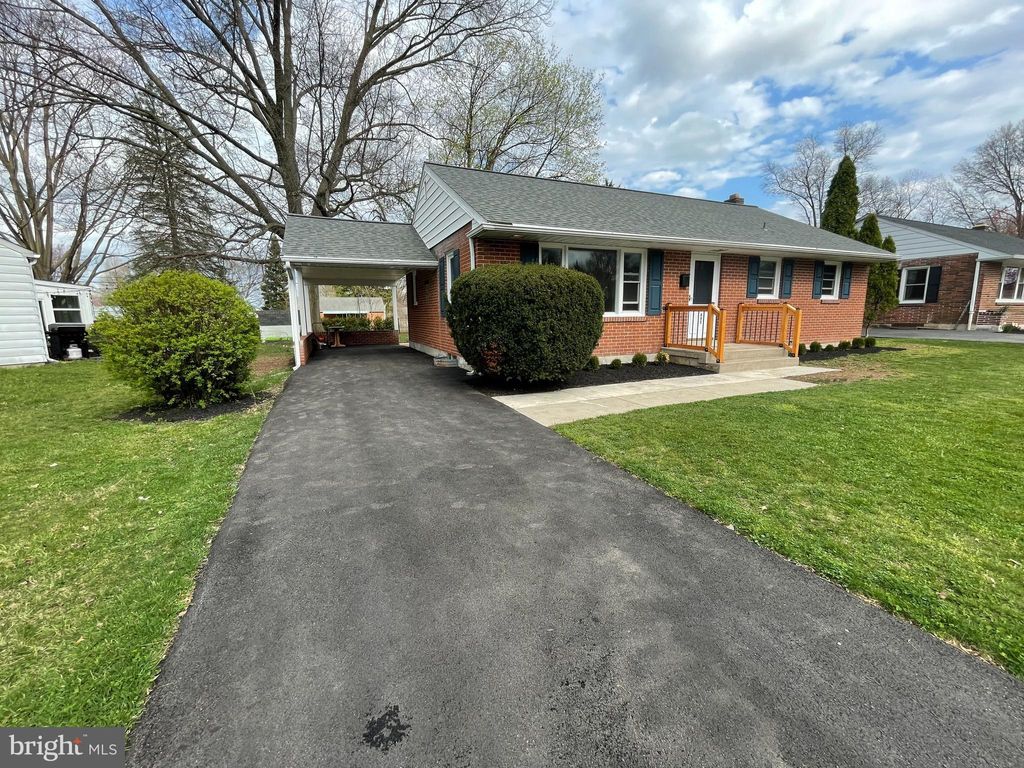 Photo of 495 N LOCUST ST, ELIZABETHTOWN, PA 17022 (MLS # PALA2033180)