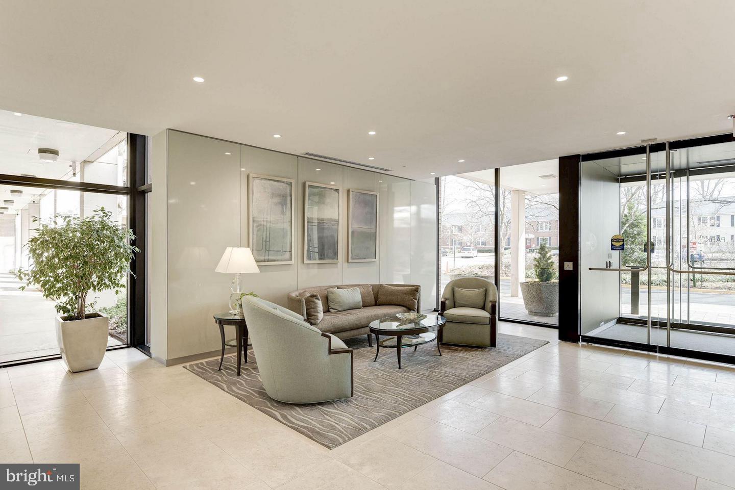 HYDE PARK - Residential Lease