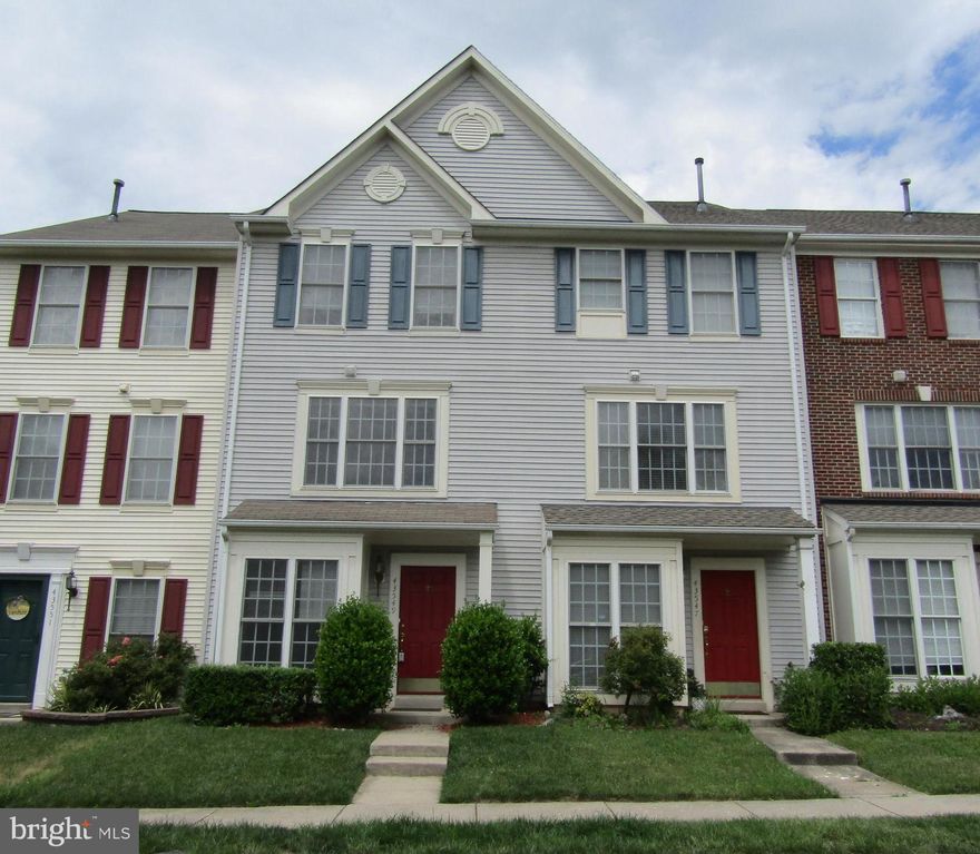 NICE TH w/3 FINISHED LVLS, BUMP OUTS ON ALL 3 LVLS COUNTRY KITCHEN w/ BUILT-IN DESK. Stainless Steel Appliances, Deck, Granite Countertops- NEW PAINT AND NEW LVP KITCHEN FLOOR. FENCED IN YARD WASHER & DRYER ON UPPER LVL  MBR w/ VAULTED CEILINGS LUXURY BATH FEATURES A SOAKING TUB & SEPARATE SHOWER. Conveniently located near Shopping, Dining, Dulles Airport, 50, 28, Loudoun county parkway. Pergo floors. No smokers.

Please email NVAR APPLICATION for screening BEFORE  RENTSPREE credit and background check.