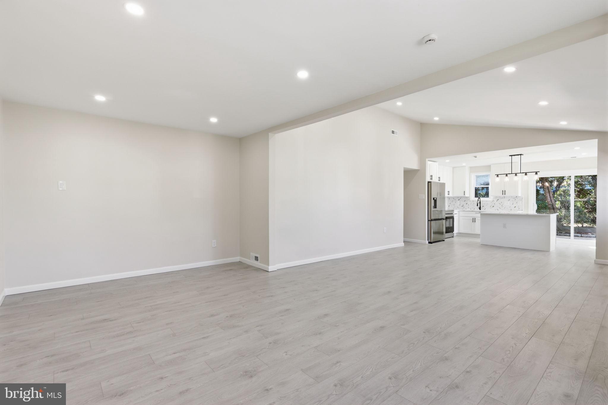 COUNTRY VIL AT CTR - Residential