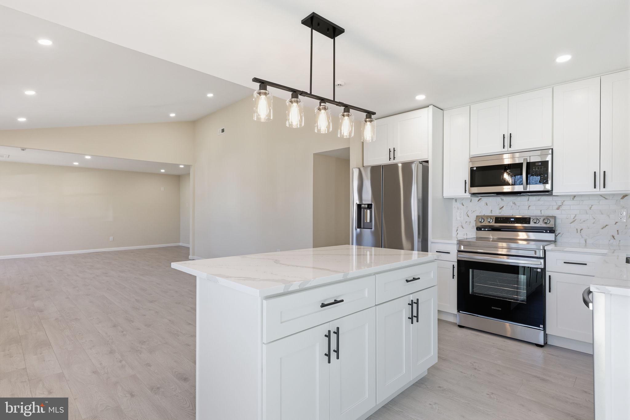 COUNTRY VIL AT CTR - Residential