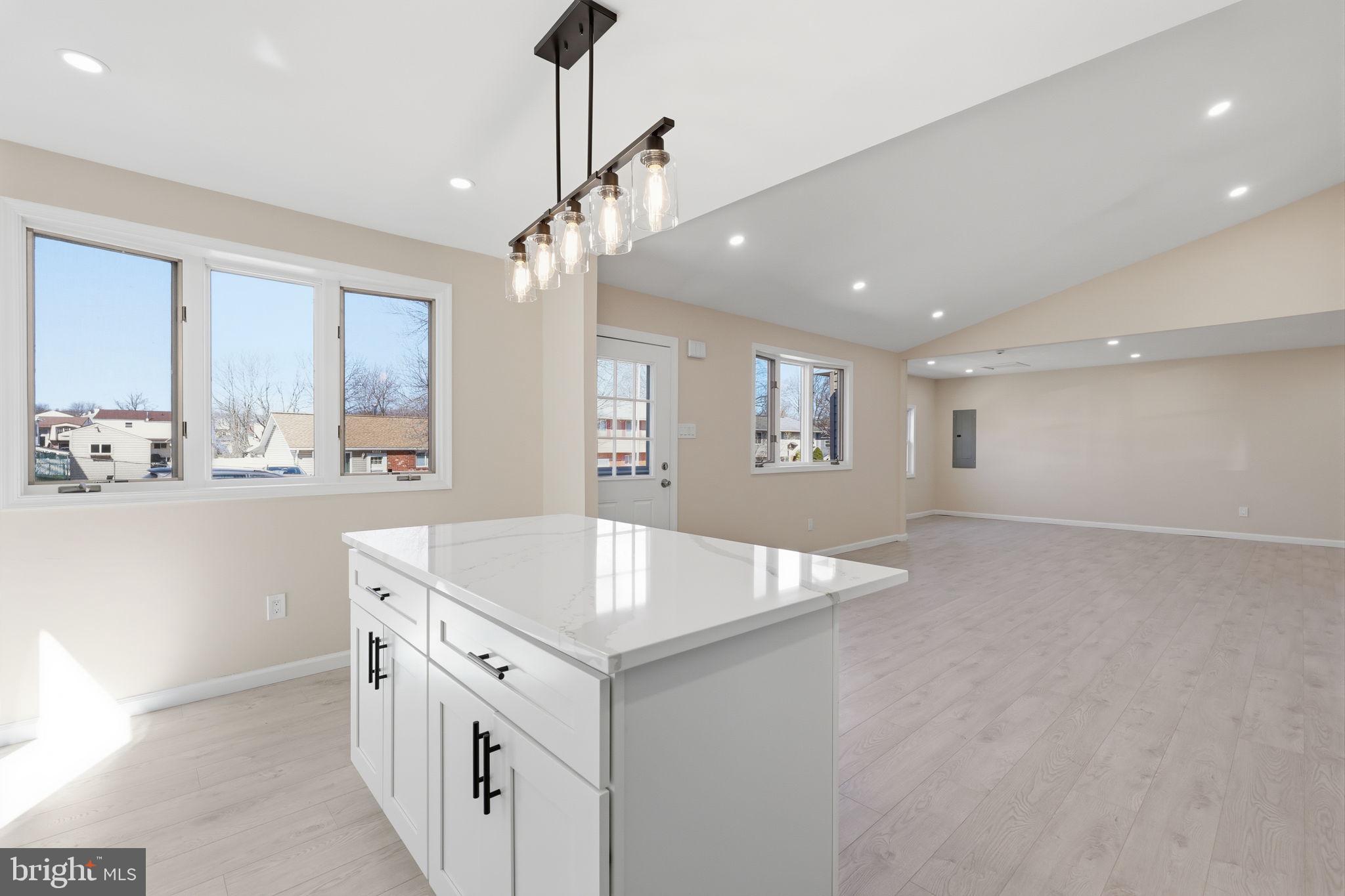 COUNTRY VIL AT CTR - Residential