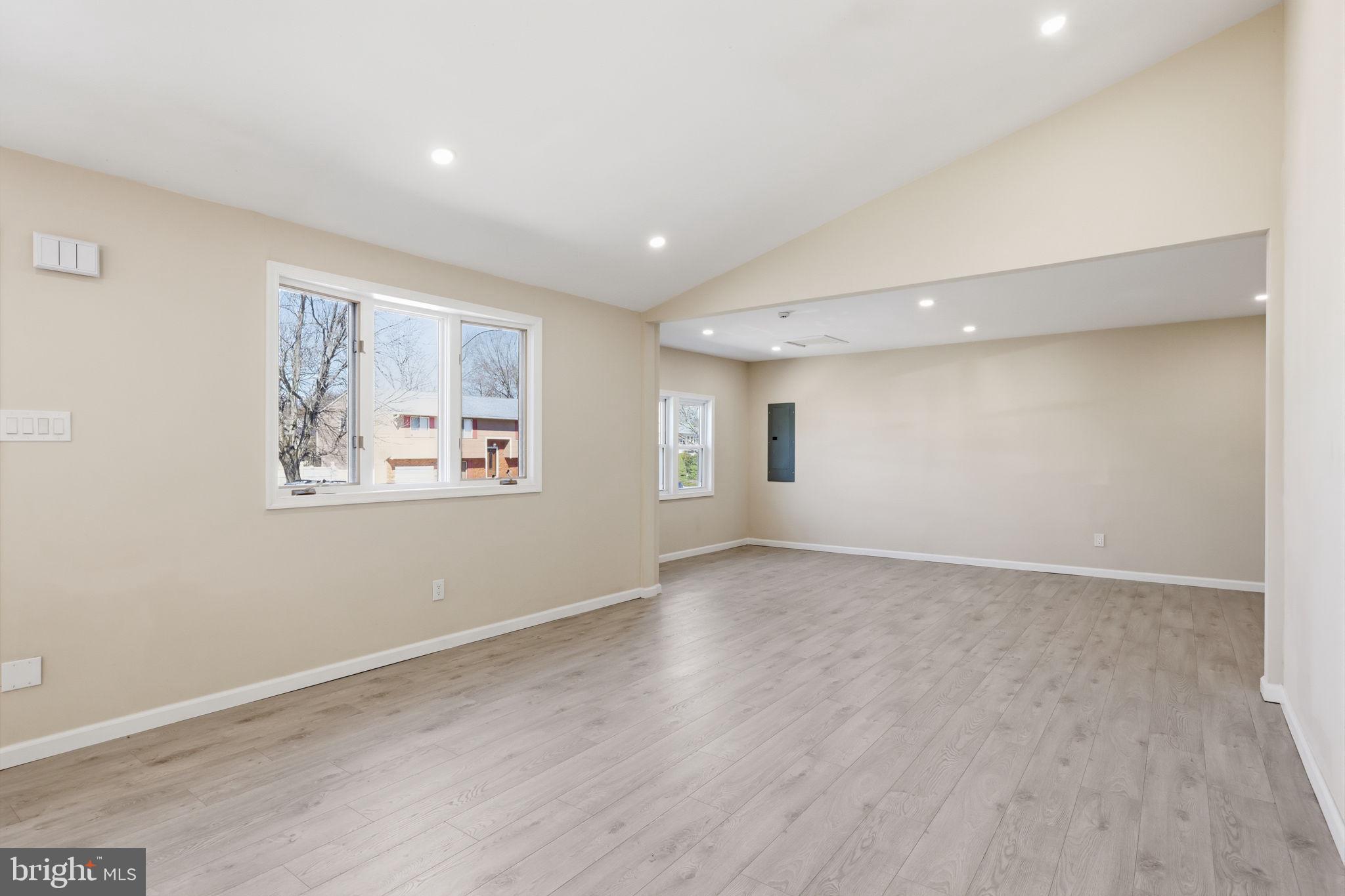 COUNTRY VIL AT CTR - Residential