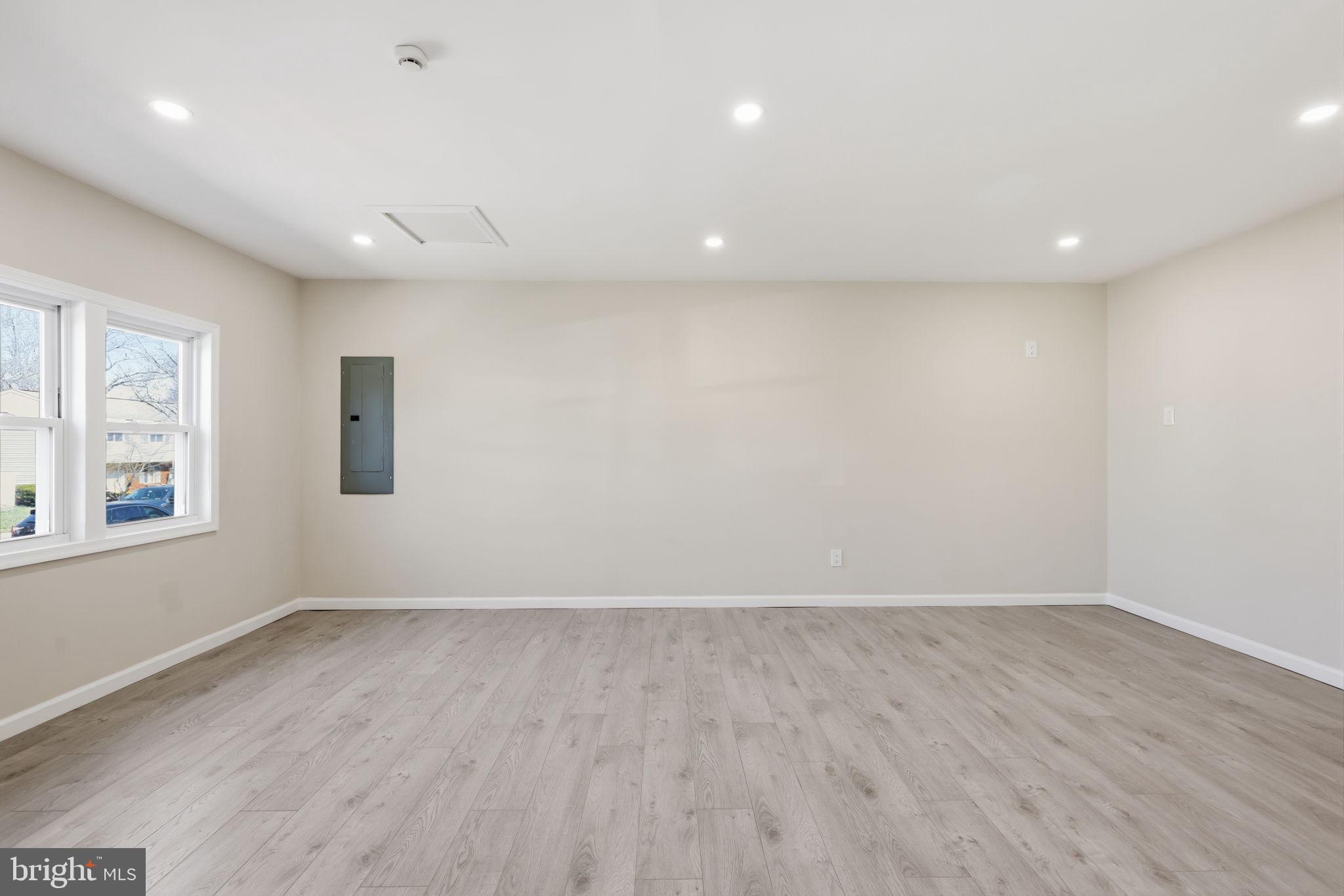 COUNTRY VIL AT CTR - Residential