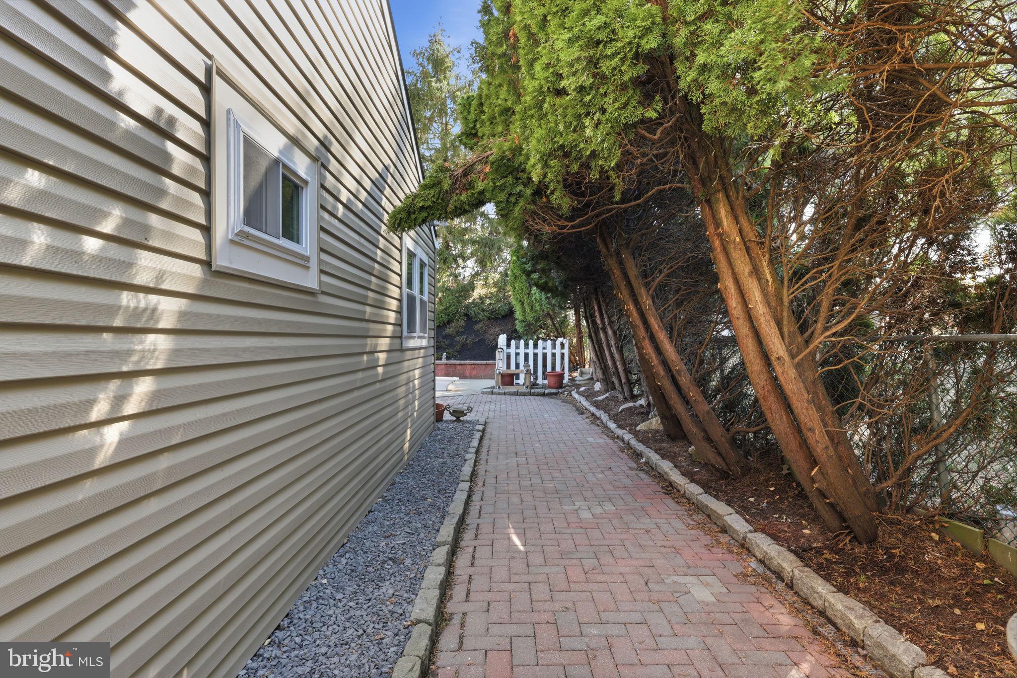 COUNTRY VIL AT CTR - Residential