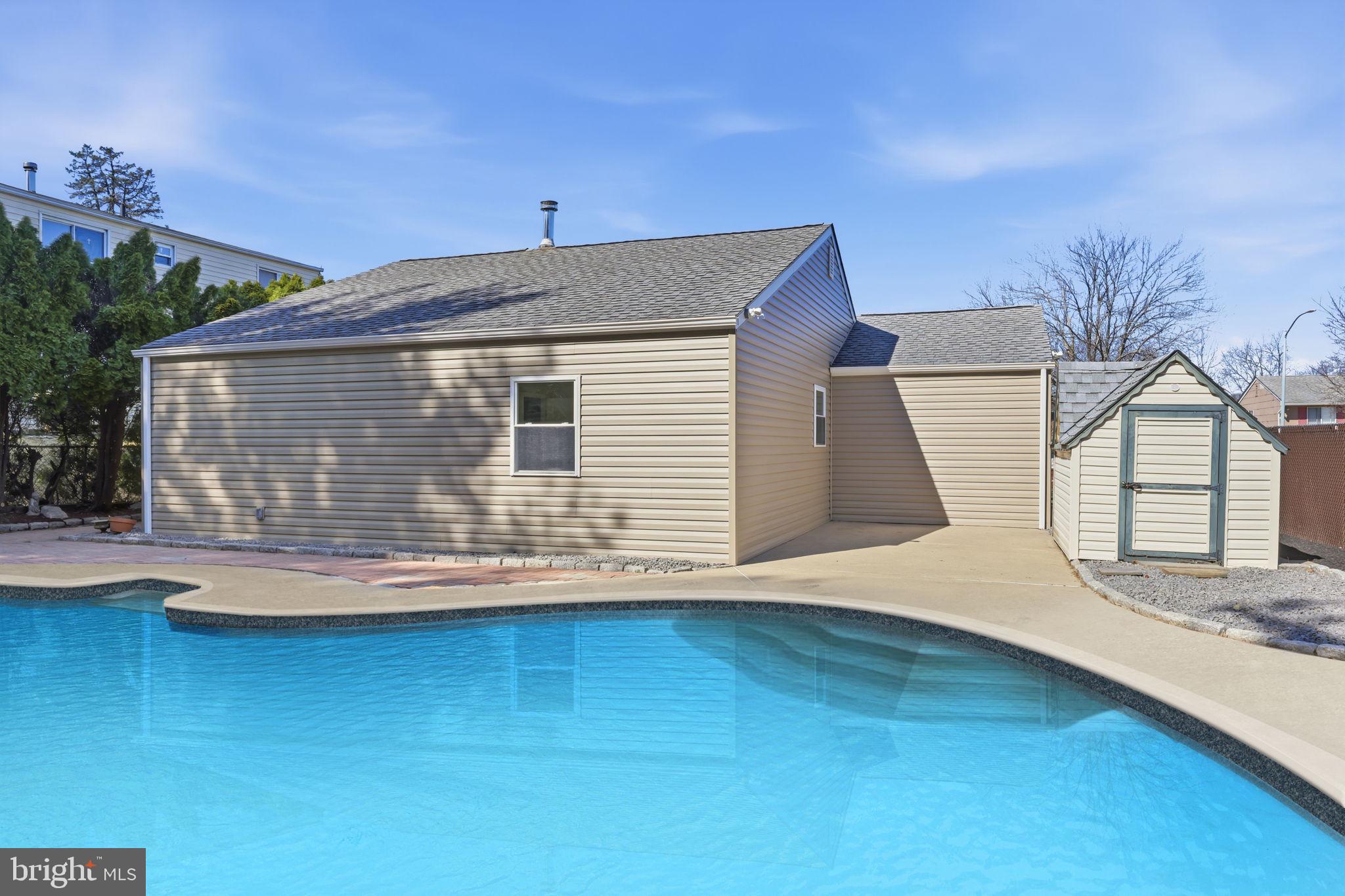 COUNTRY VIL AT CTR - Residential