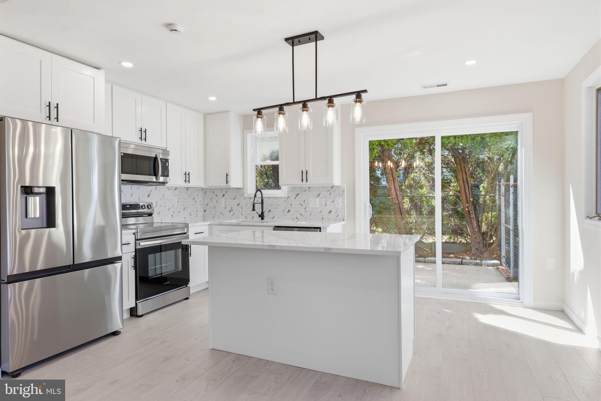 COUNTRY VIL AT CTR - Residential