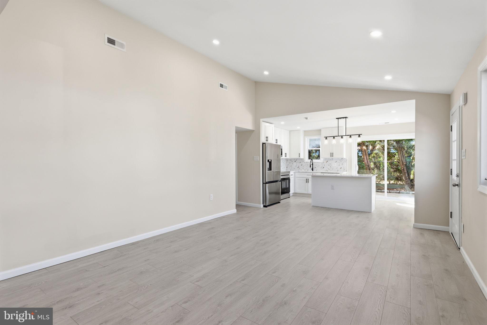 COUNTRY VIL AT CTR - Residential