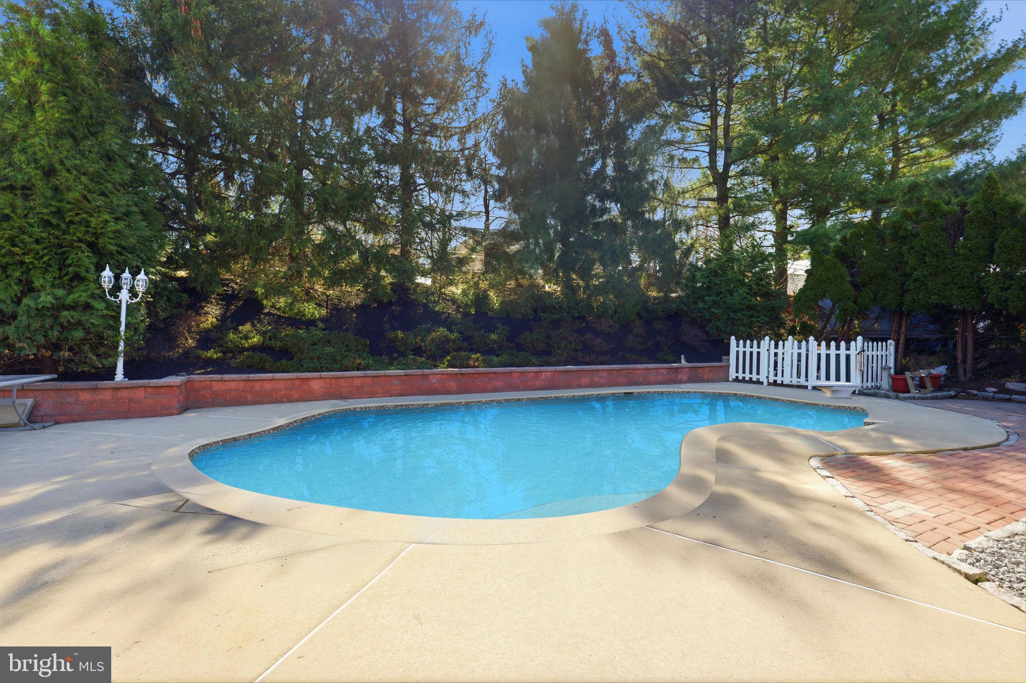 COUNTRY VIL AT CTR - Residential