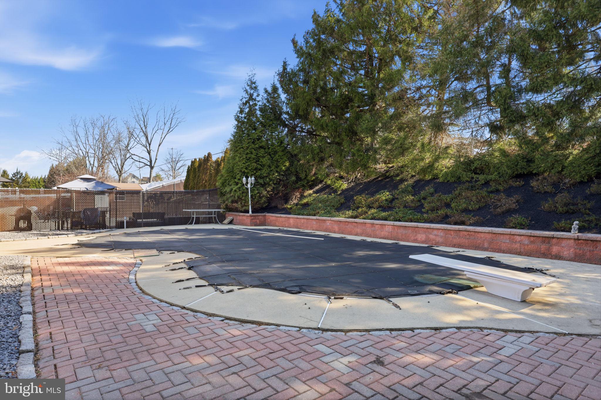 COUNTRY VIL AT CTR - Residential