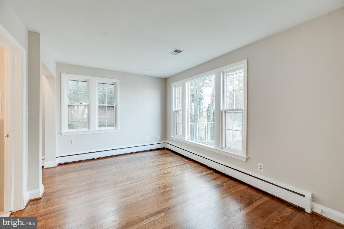 COUNTRY CLUB HILLS - Residential Lease