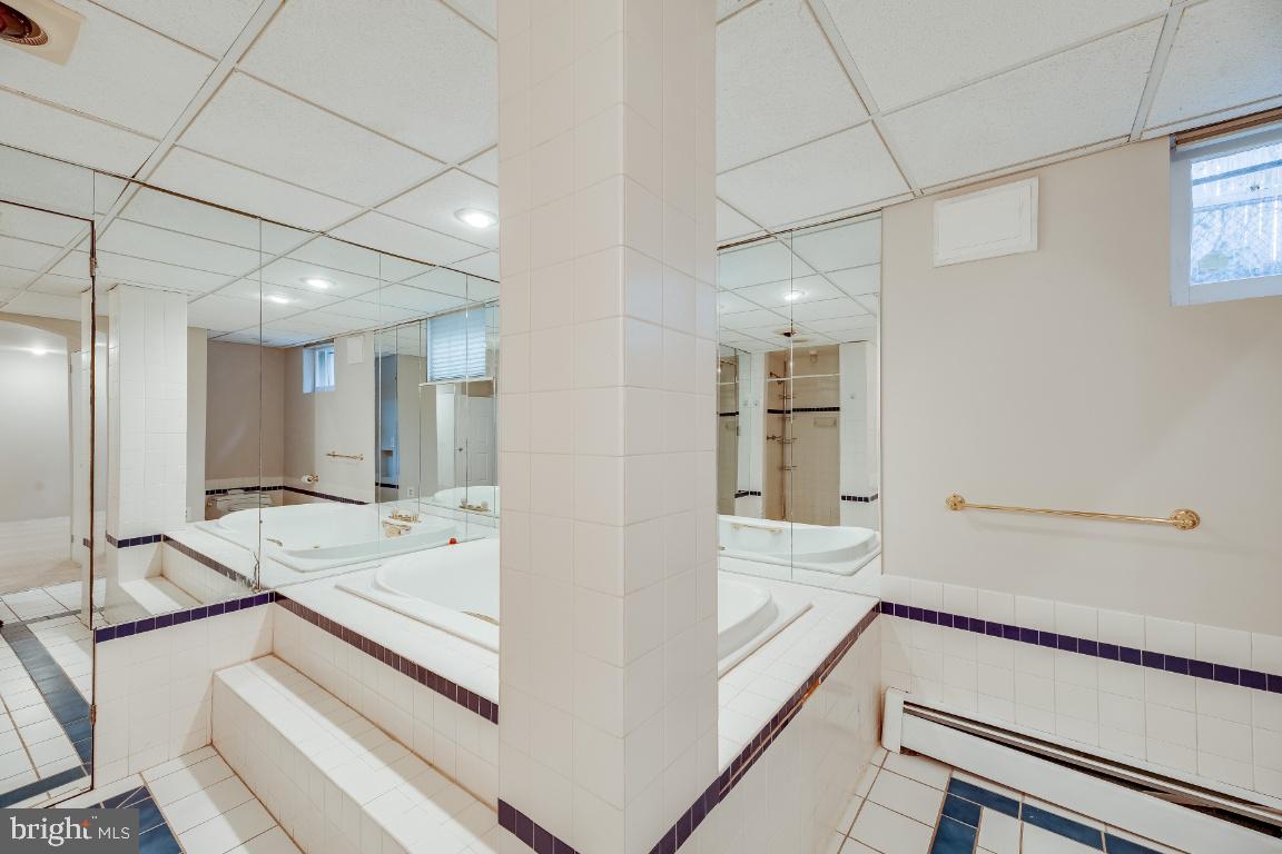 COUNTRY CLUB HILLS - Residential Lease