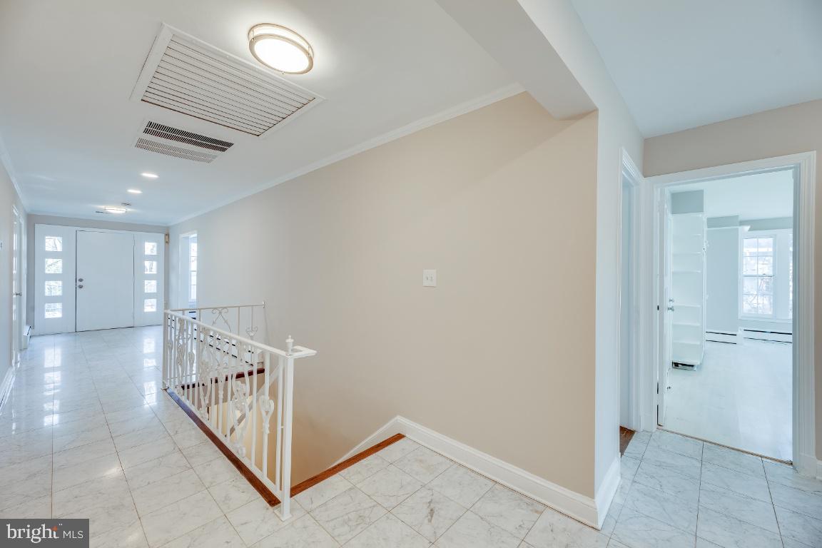 COUNTRY CLUB HILLS - Residential Lease