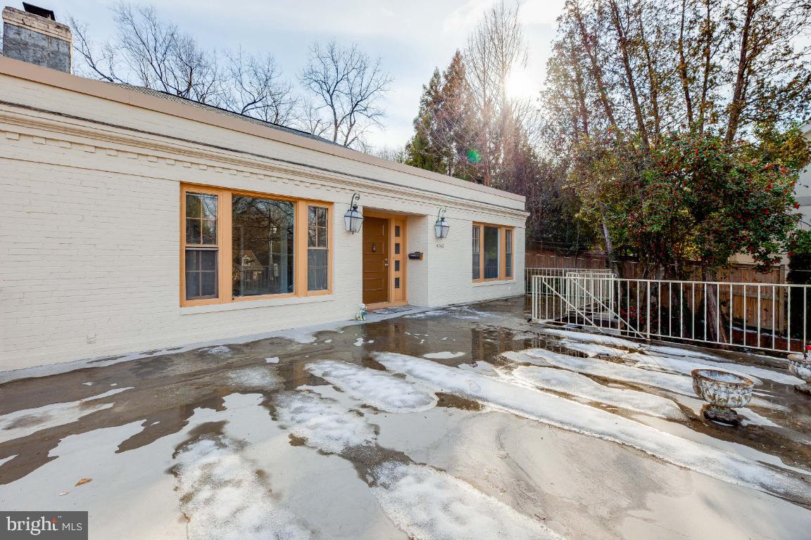 COUNTRY CLUB HILLS - Residential Lease