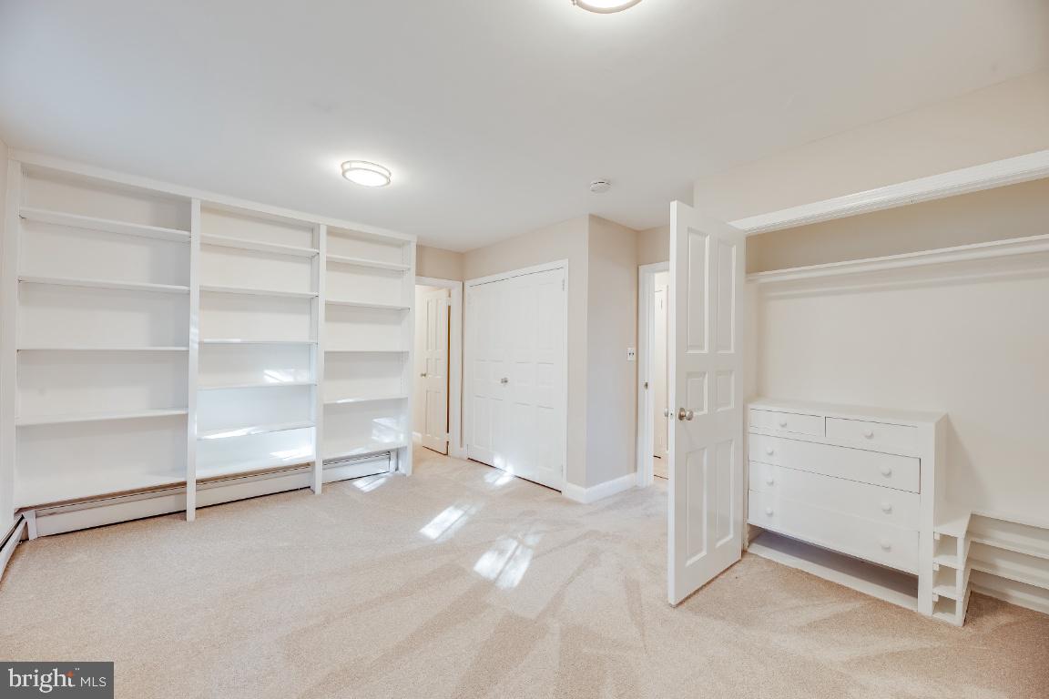 COUNTRY CLUB HILLS - Residential Lease