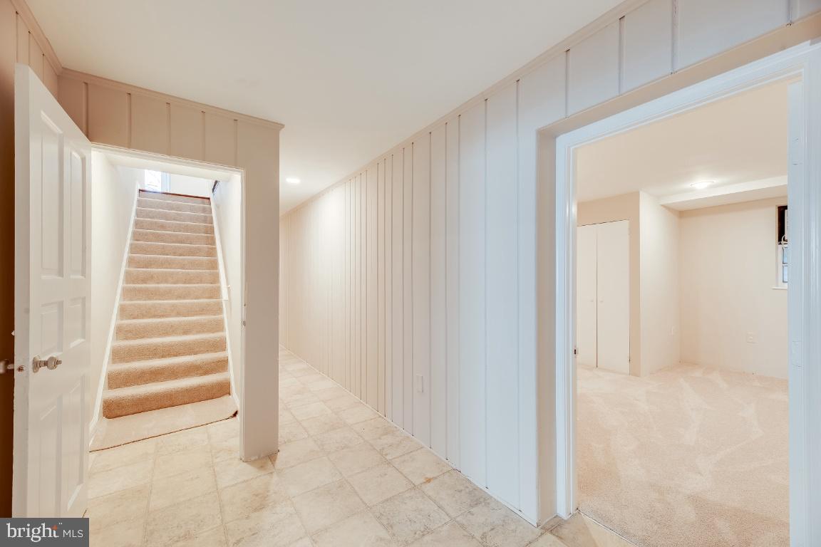 COUNTRY CLUB HILLS - Residential Lease