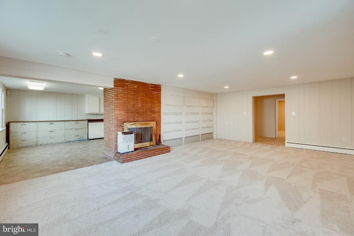 COUNTRY CLUB HILLS - Residential Lease