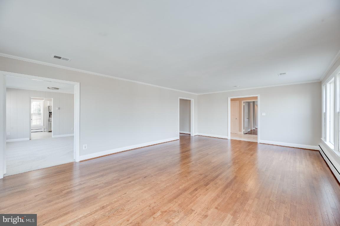 COUNTRY CLUB HILLS - Residential Lease