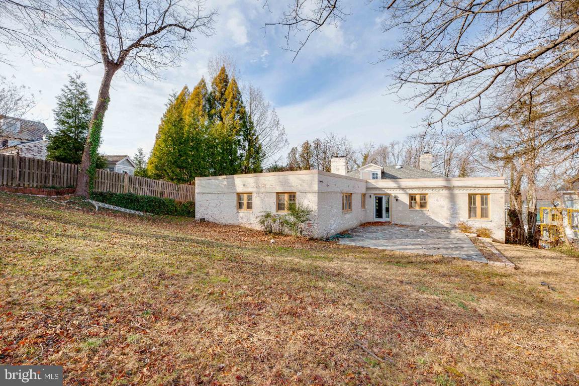 COUNTRY CLUB HILLS - Residential Lease