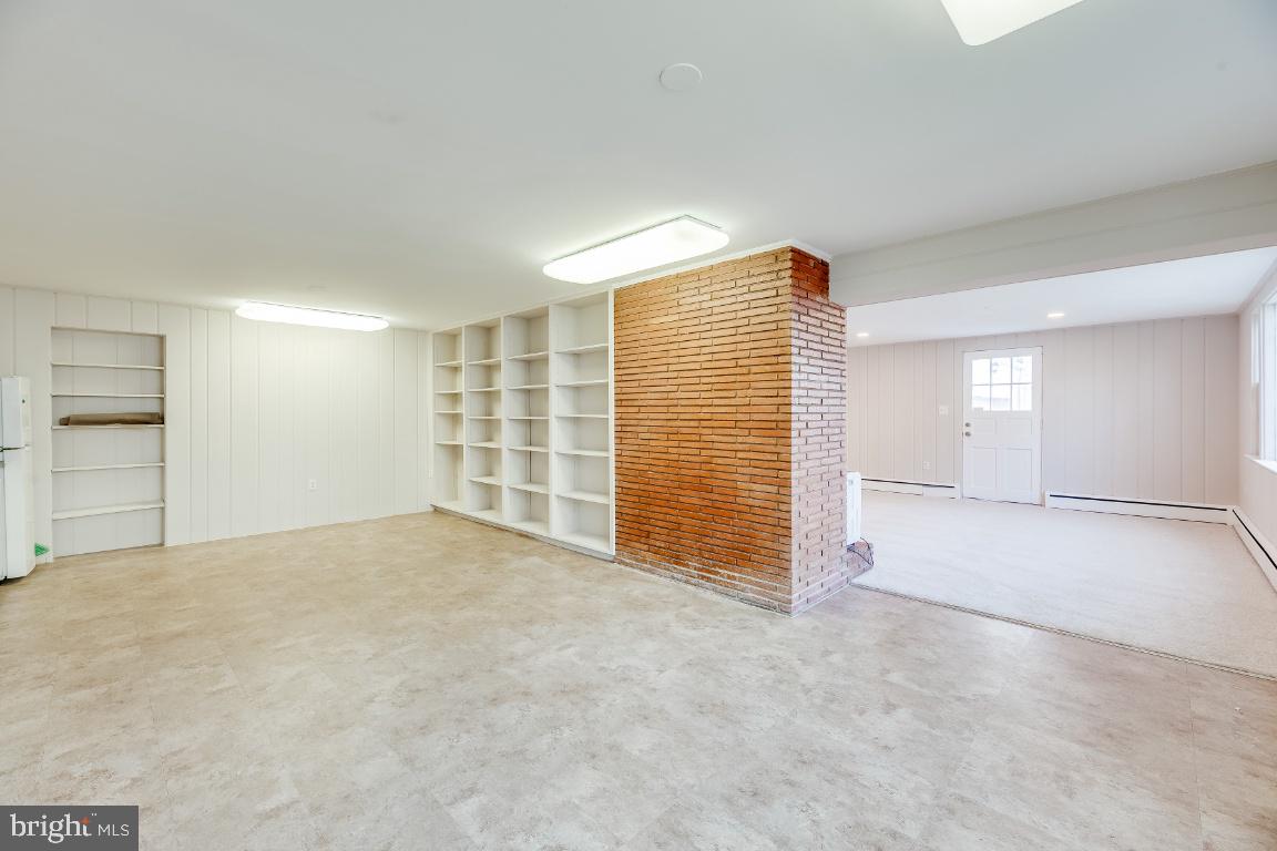 COUNTRY CLUB HILLS - Residential Lease