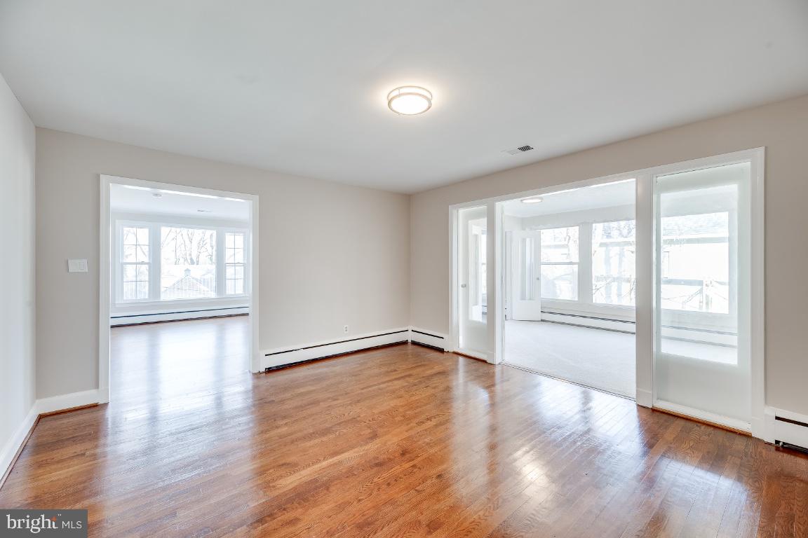 COUNTRY CLUB HILLS - Residential Lease