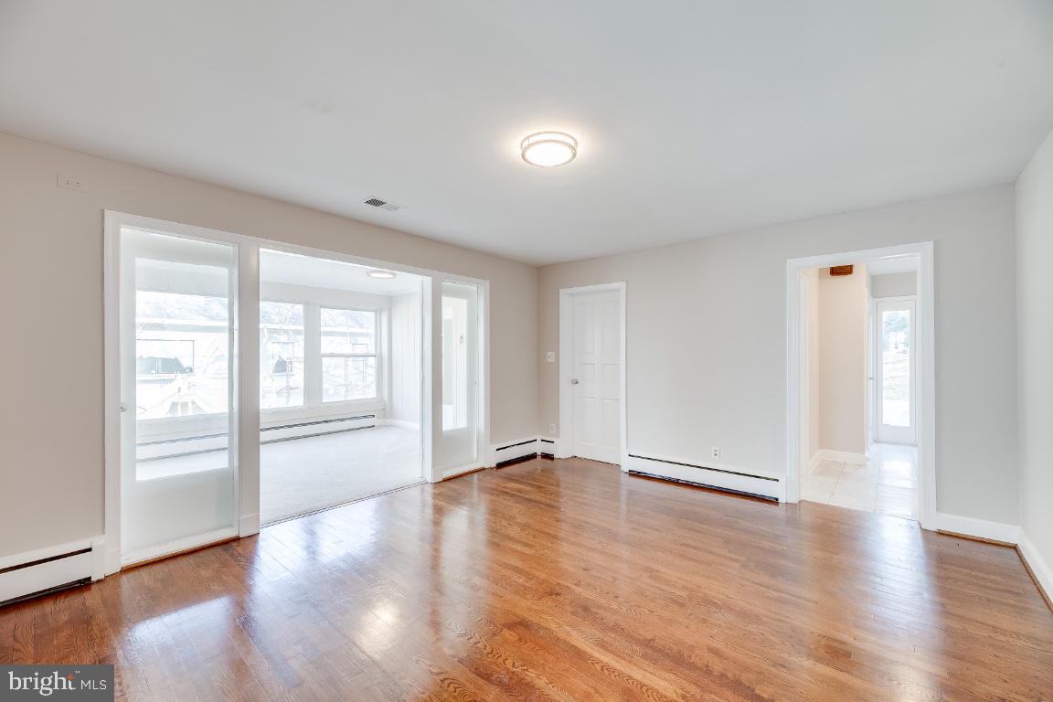 COUNTRY CLUB HILLS - Residential Lease