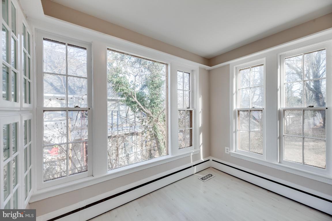 COUNTRY CLUB HILLS - Residential Lease