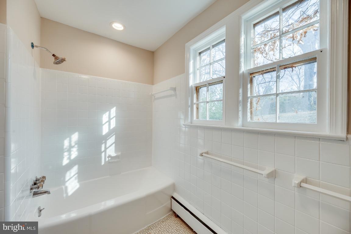 COUNTRY CLUB HILLS - Residential Lease