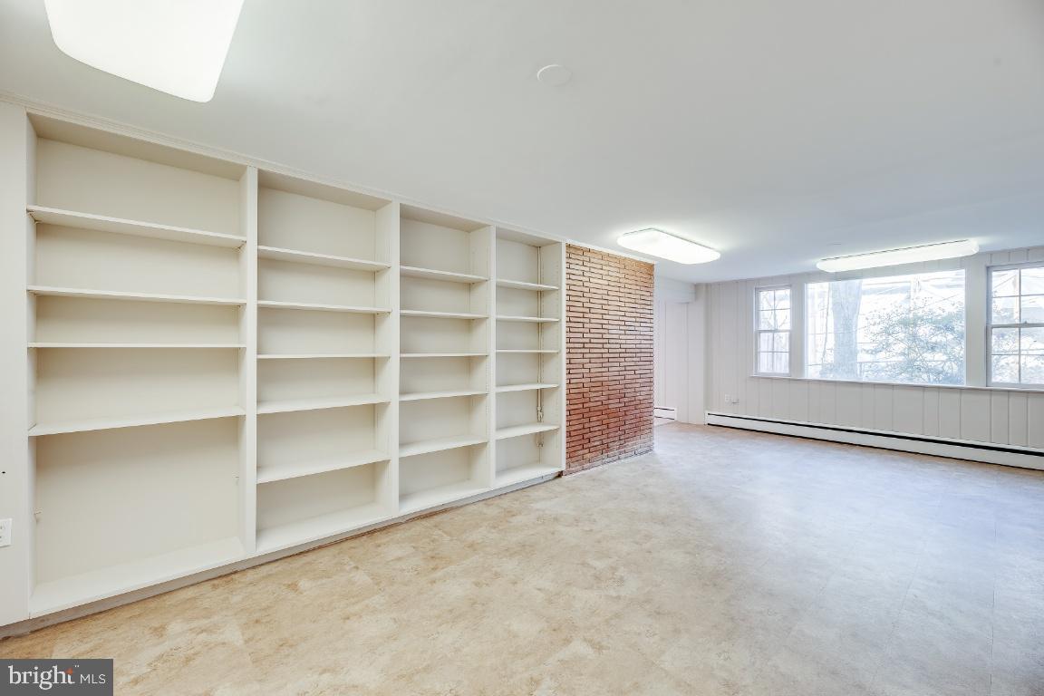 COUNTRY CLUB HILLS - Residential Lease