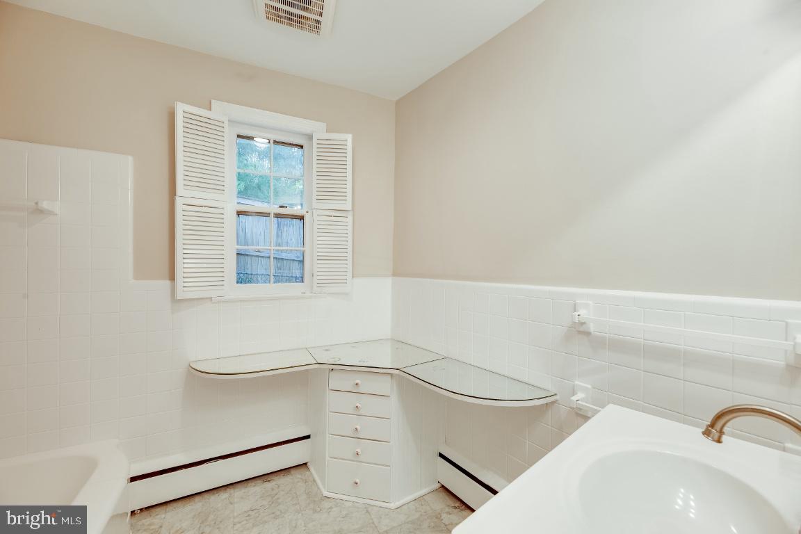 COUNTRY CLUB HILLS - Residential Lease