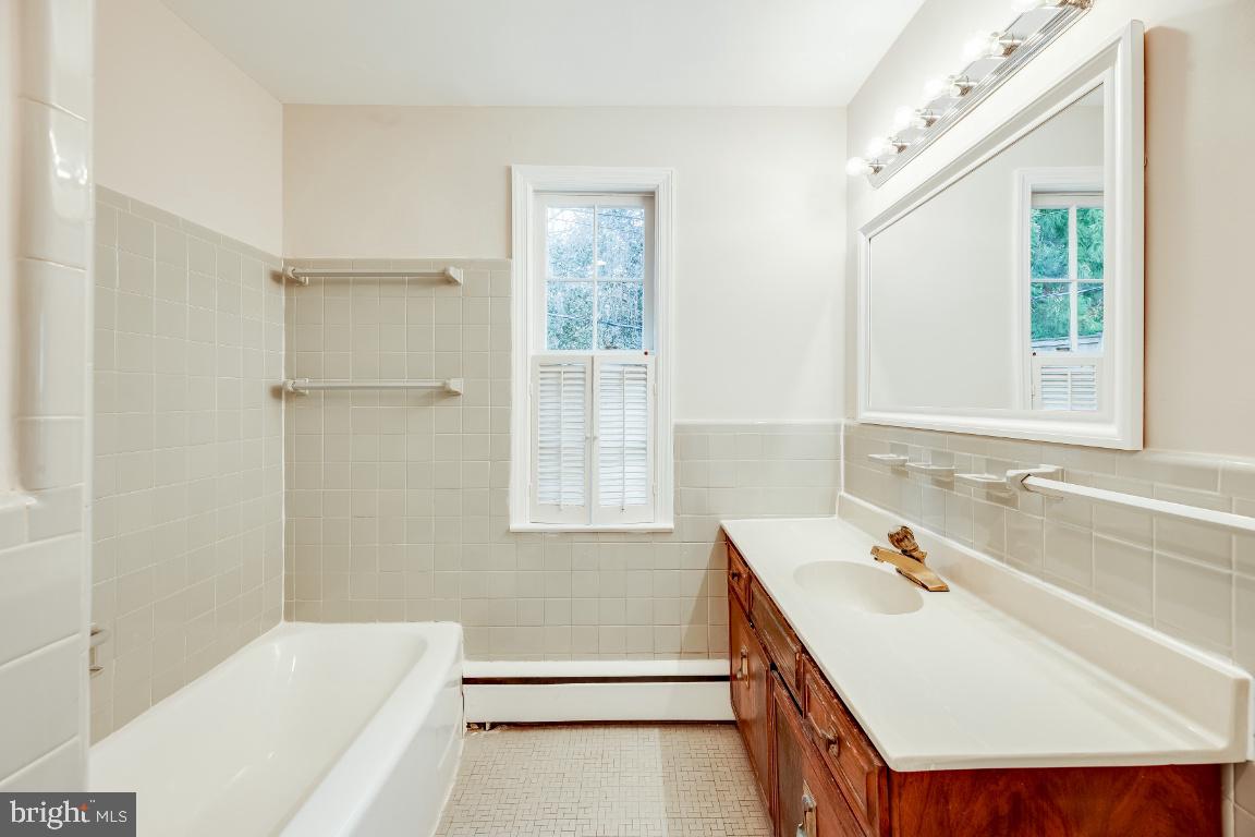 COUNTRY CLUB HILLS - Residential Lease