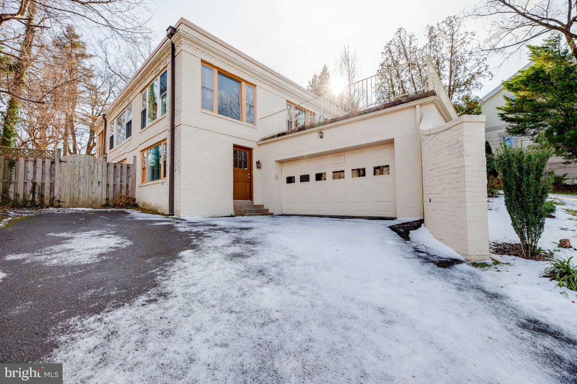 COUNTRY CLUB HILLS - Residential Lease