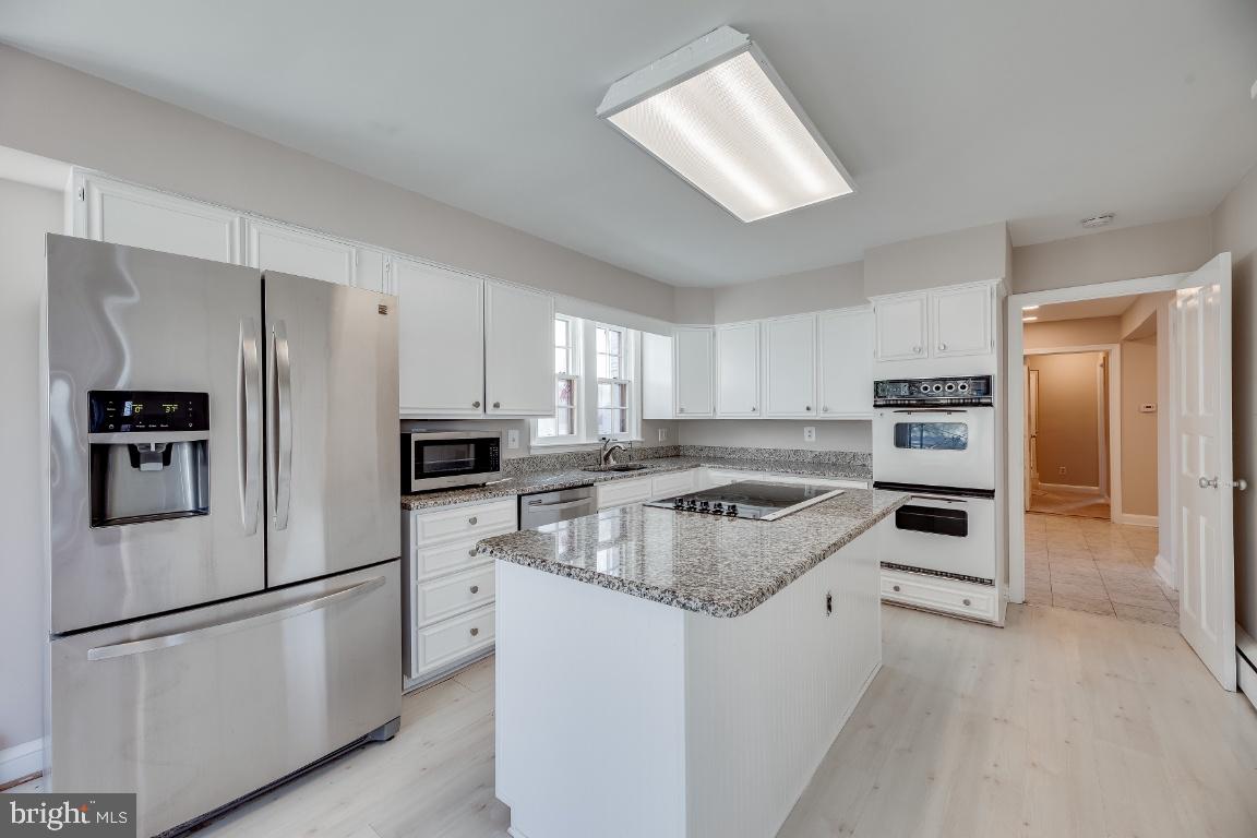 COUNTRY CLUB HILLS - Residential Lease