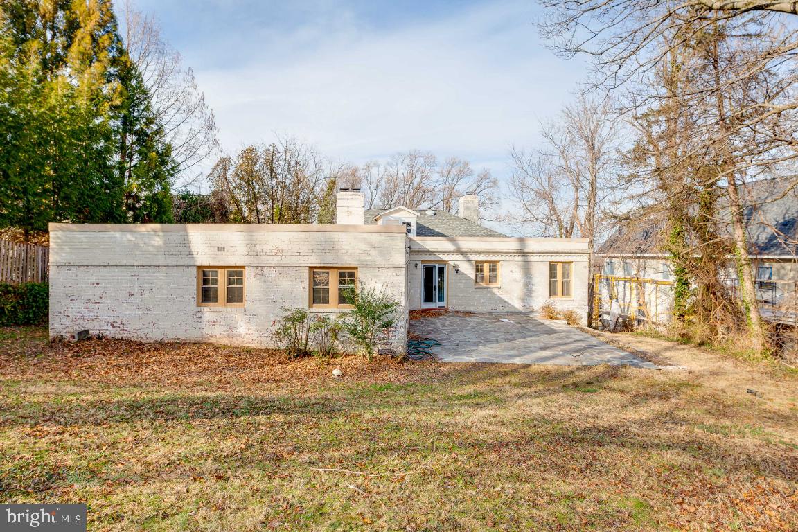 COUNTRY CLUB HILLS - Residential Lease