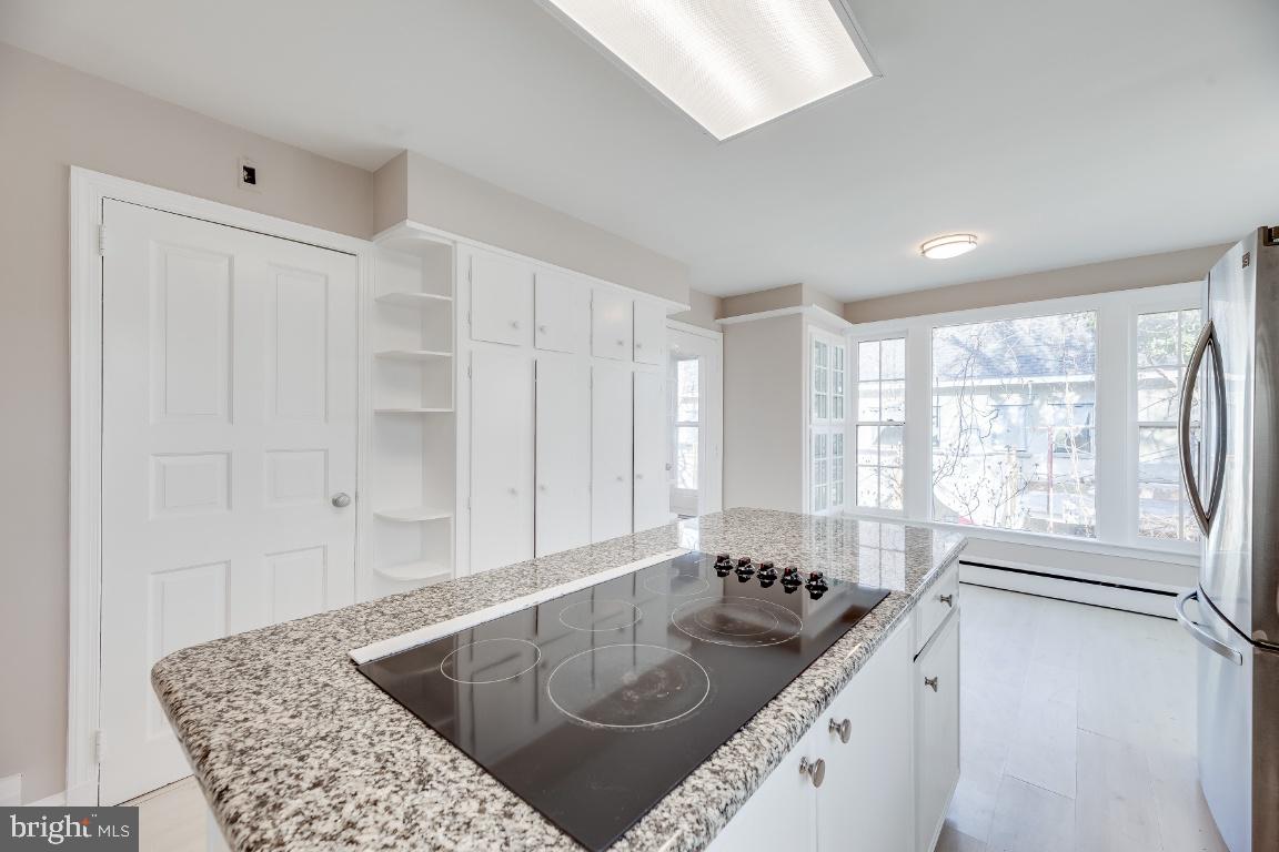 COUNTRY CLUB HILLS - Residential Lease