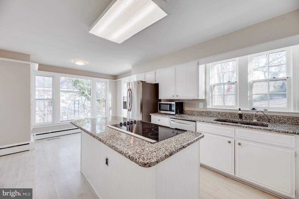 COUNTRY CLUB HILLS - Residential Lease