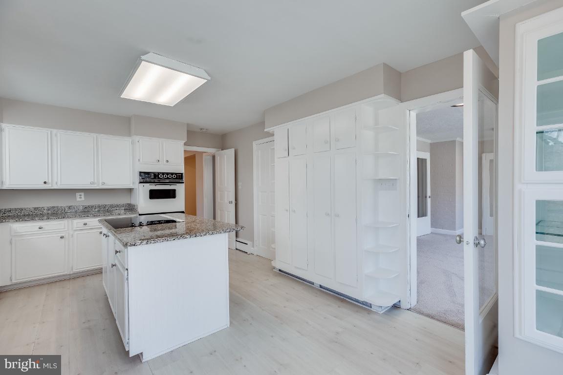 COUNTRY CLUB HILLS - Residential Lease