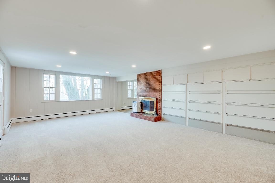 COUNTRY CLUB HILLS - Residential Lease