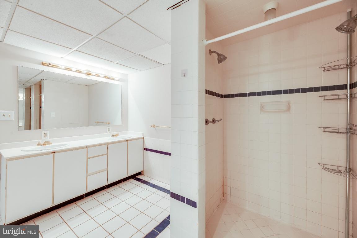 COUNTRY CLUB HILLS - Residential Lease