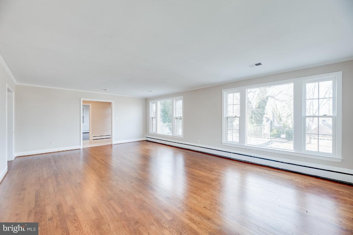 COUNTRY CLUB HILLS - Residential Lease