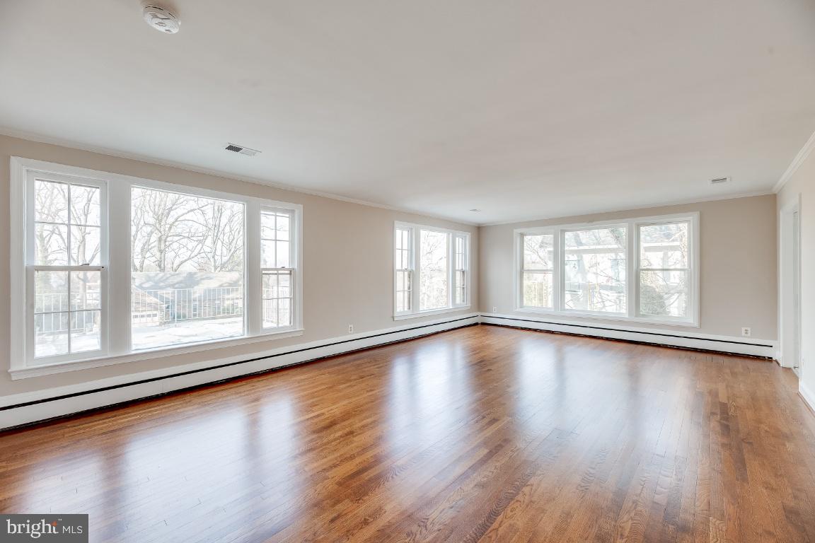 COUNTRY CLUB HILLS - Residential Lease