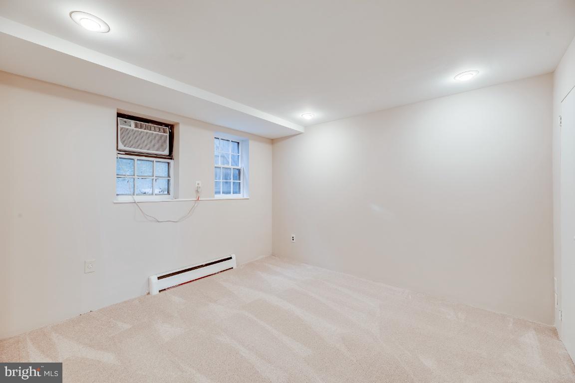 COUNTRY CLUB HILLS - Residential Lease