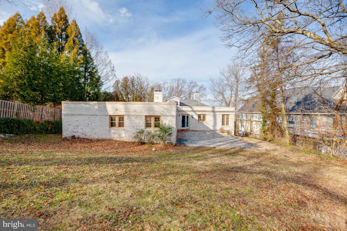 COUNTRY CLUB HILLS - Residential Lease