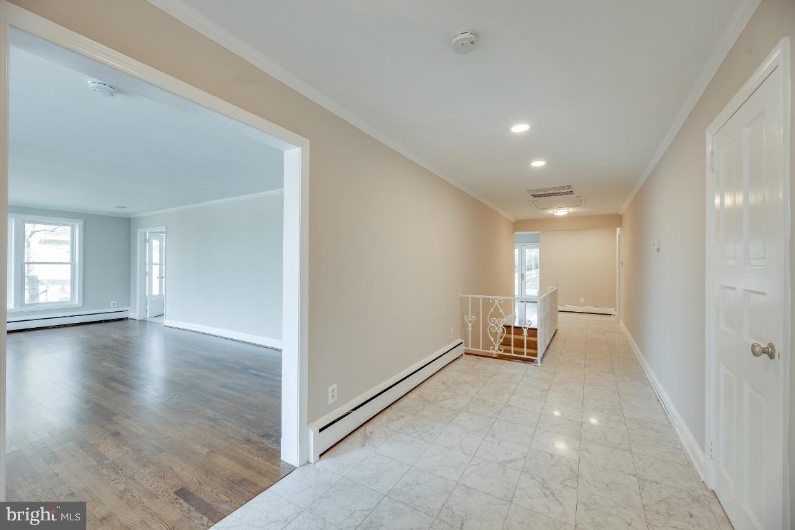 COUNTRY CLUB HILLS - Residential Lease